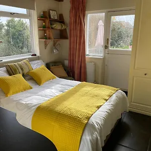  Apartment Entire 1bed With Ensuite Balcony & Parking
