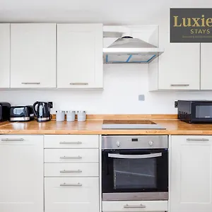  Holiday home Big 3br Entire House - City Centre Nr The Beach With Parking, Netflix And Wifi- Contractors Hub, Families & Groups By Luxiety